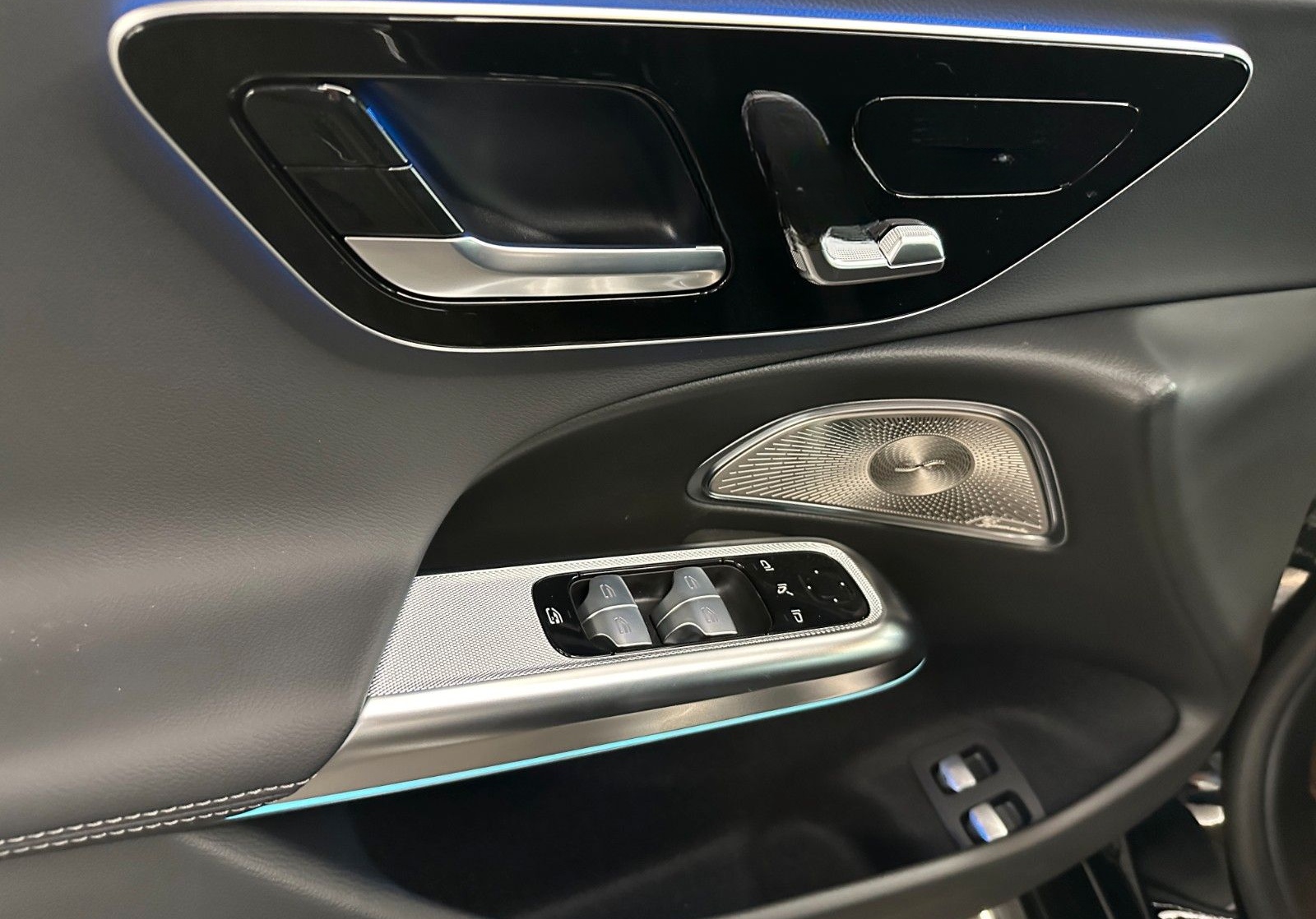 Mercedes-Benz E 300 e Exclusive Premium PARKTRONIC+CARPLAY foto 11