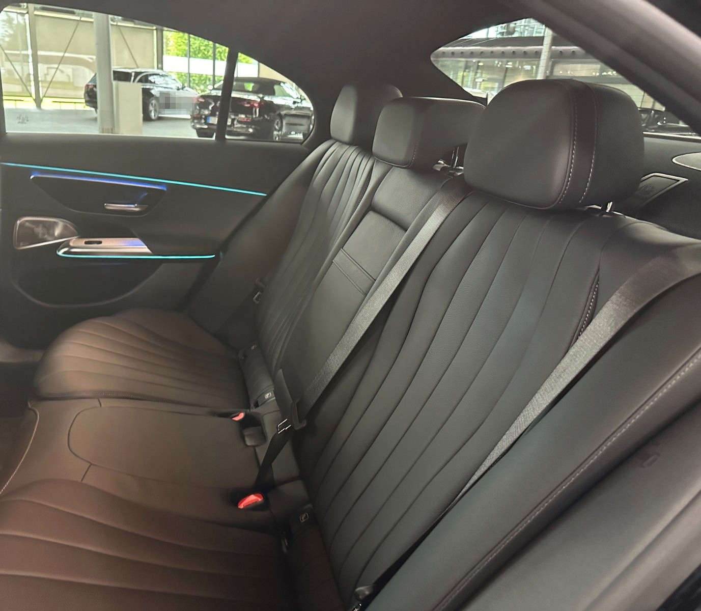 Mercedes-Benz E 300 e Exclusive Premium PARKTRONIC+CARPLAY foto 14