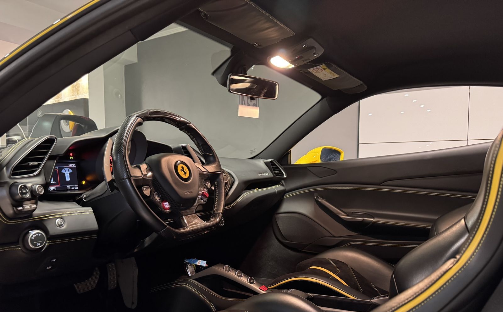 Ferrari 488 GTB Lift Carbon Keramik Alcantara Schalen.S foto 12