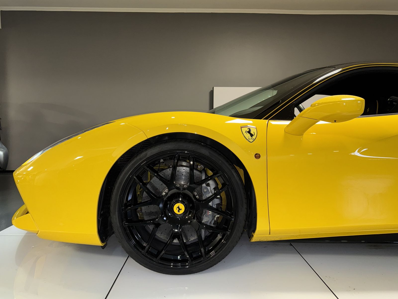 Ferrari 488 GTB Lift Carbon Keramik Alcantara Schalen.S foto 9