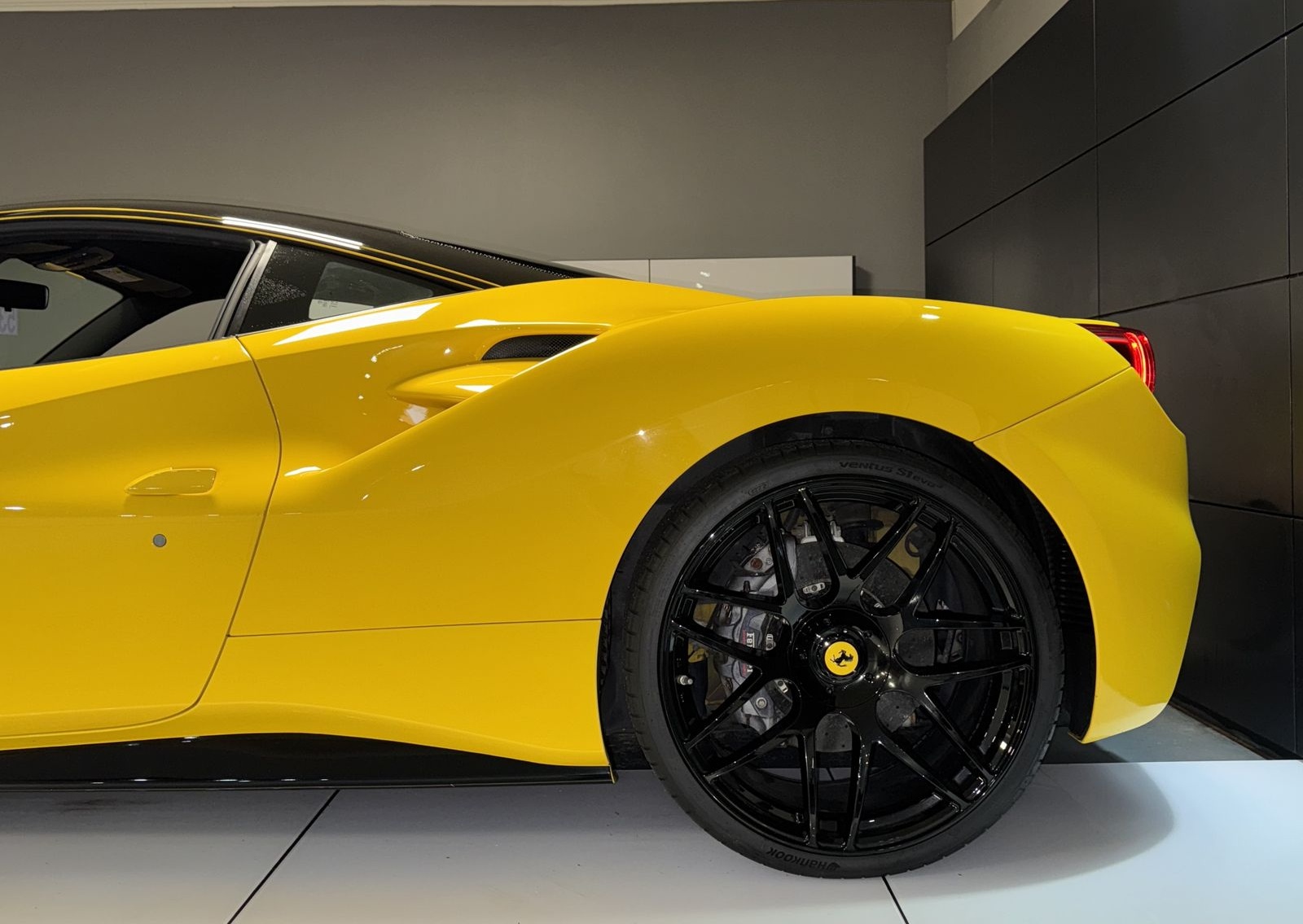 Ferrari 488 GTB Lift Carbon Keramik Alcantara Schalen.S foto 10
