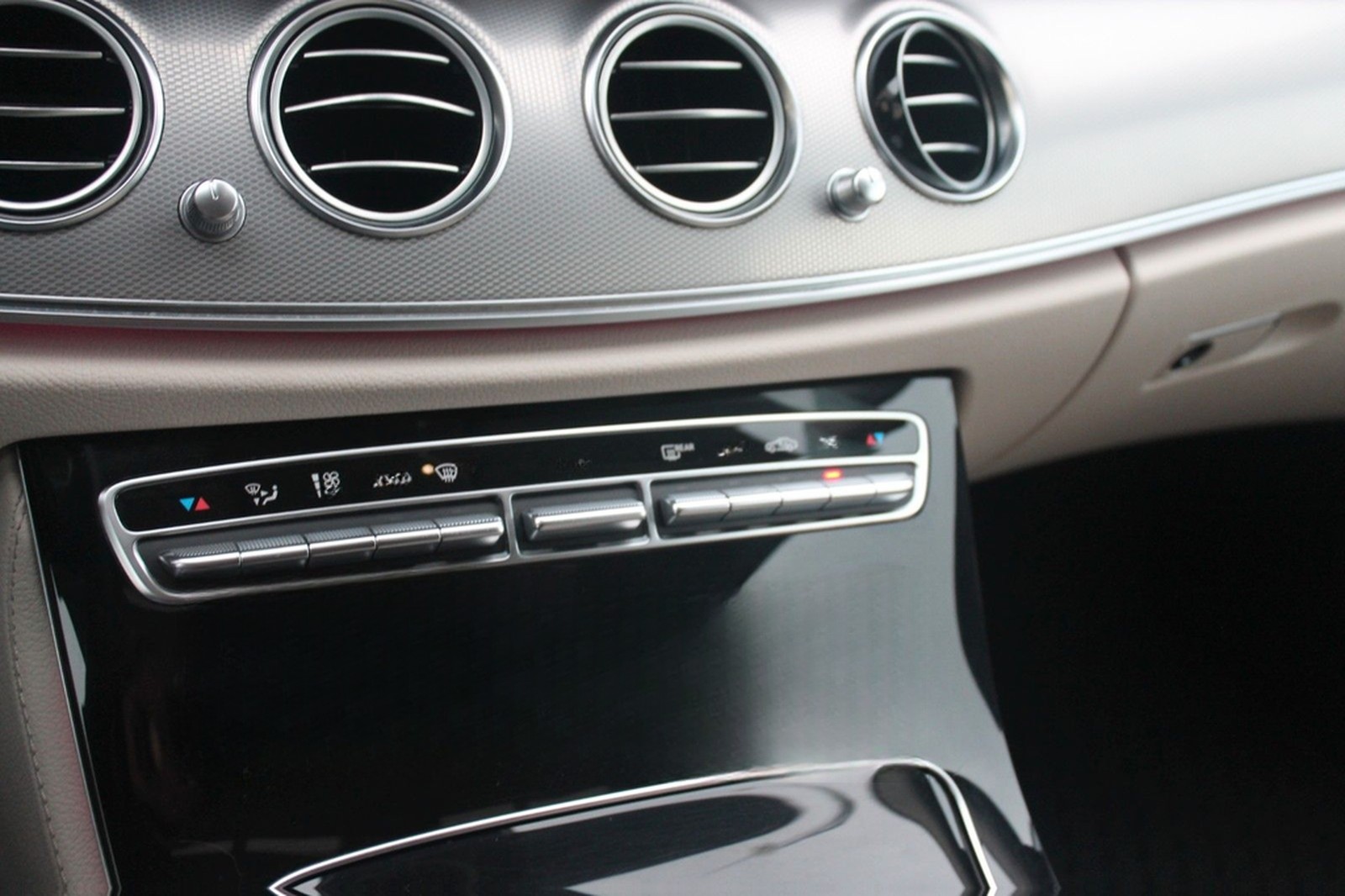 Mercedes-Benz E 200 4Matic T Avantg.*9G Aut.*neue 20"LM*SD*LED foto 14