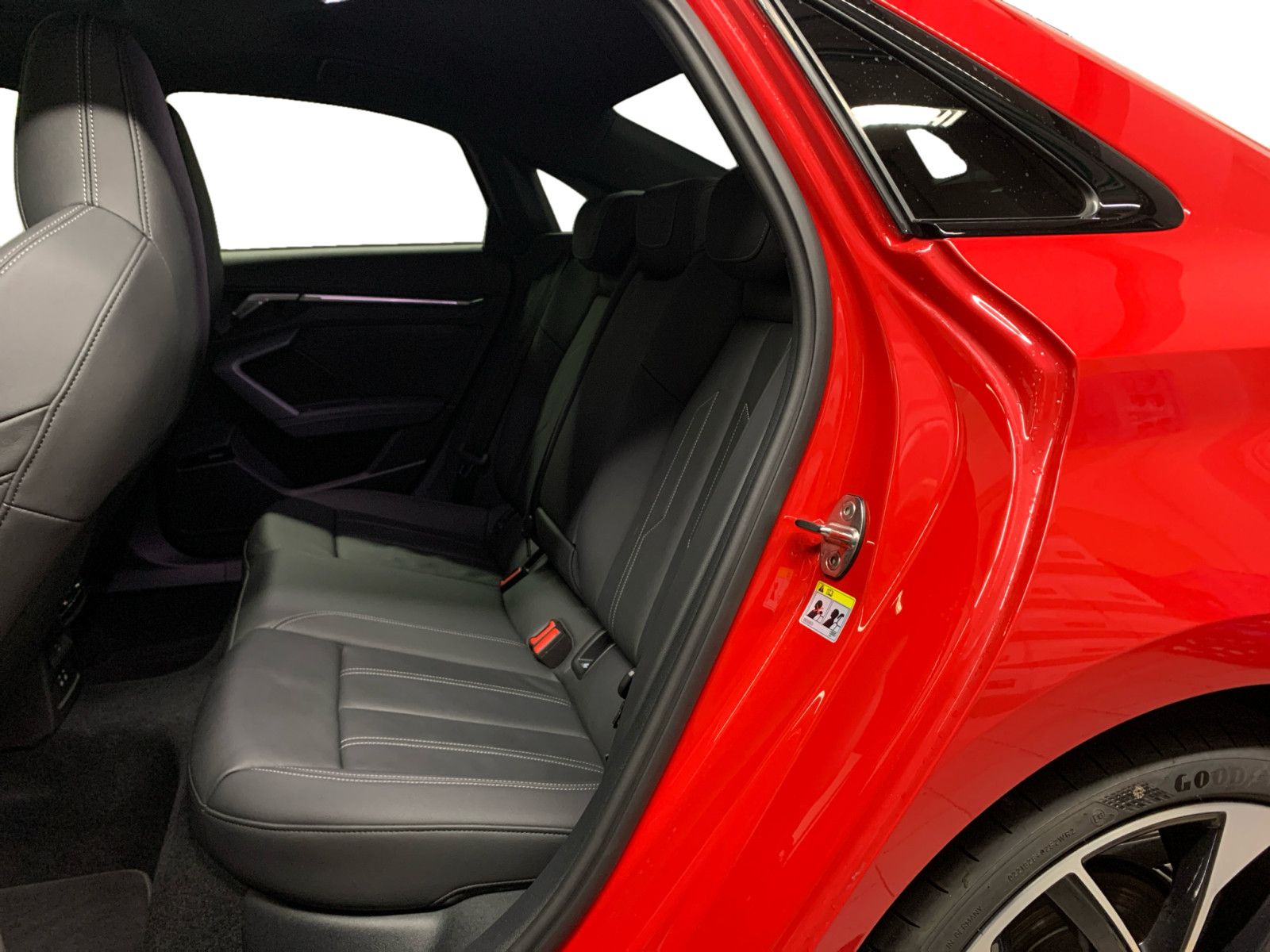 Audi A3 Limousine 35 TDI S line Matrix AHK Pano Sonos foto 11