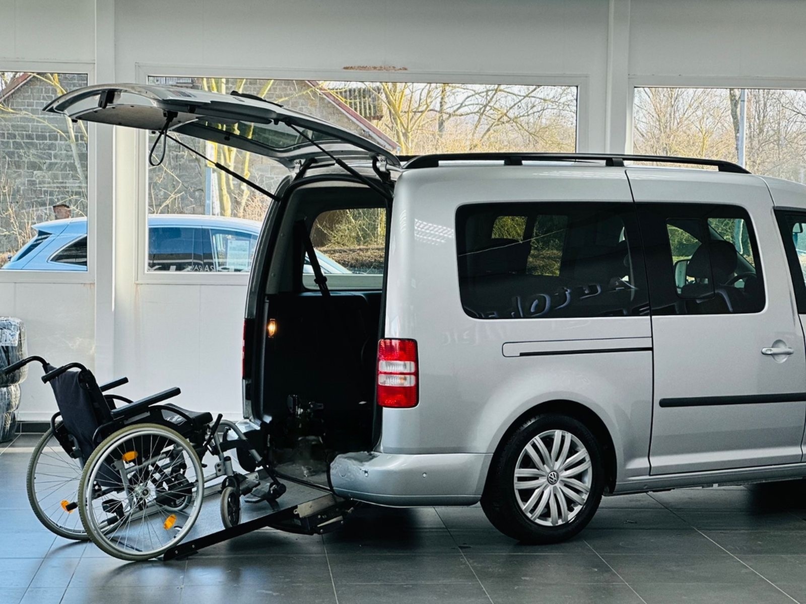 Volkswagen Caddy Maxi 1.6 TDI Behindertengerecht-Rampe foto 6
