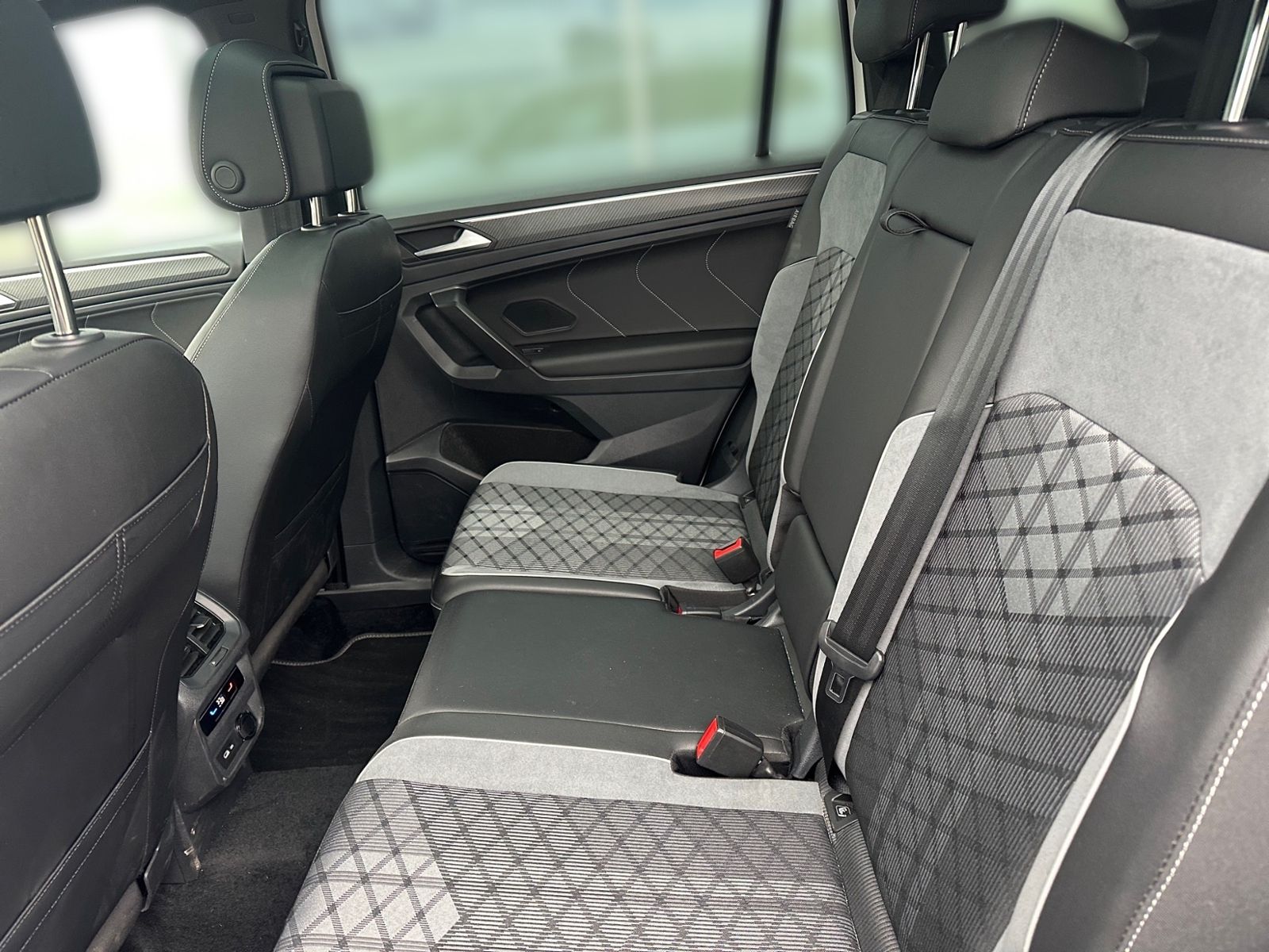 Volkswagen Tiguan Allspace 2.0 TDI R-Line *4Motion*NAVI*SHZ foto 13