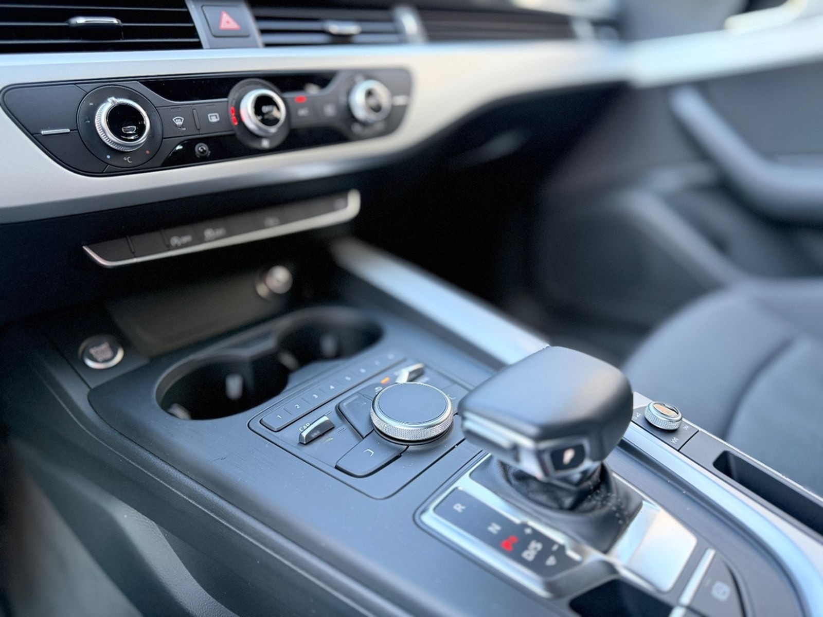 Audi A4 Lim.AUTOMATI/PDC/KAMERA/TEMPOMA/I HAND foto 28