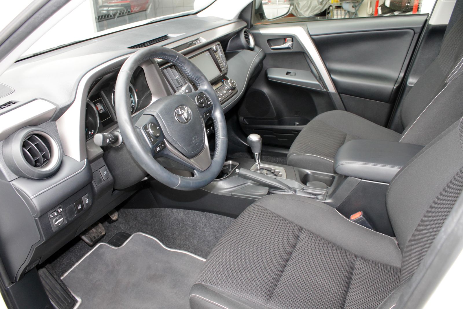 Toyota RAV 4 2.5 4x2 Hybrid Team D  WENIG KILOMETER !!! foto 5