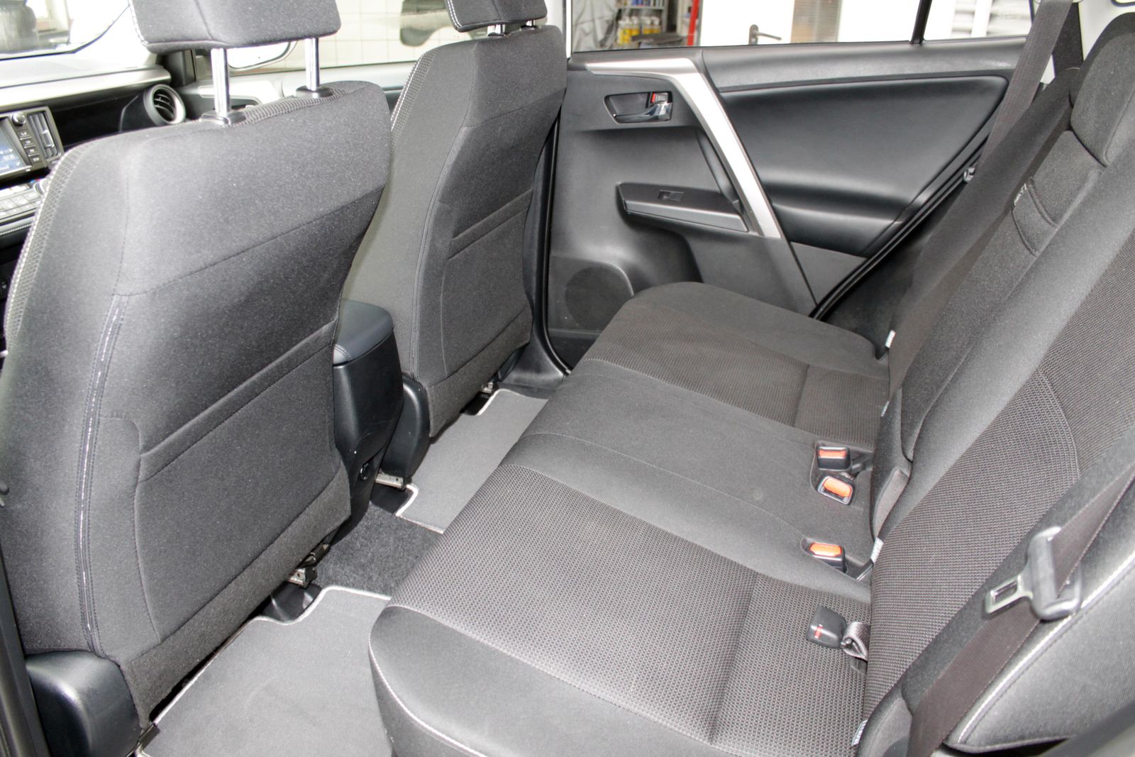 Toyota RAV 4 2.5 4x2 Hybrid Team D  WENIG KILOMETER !!! foto 9