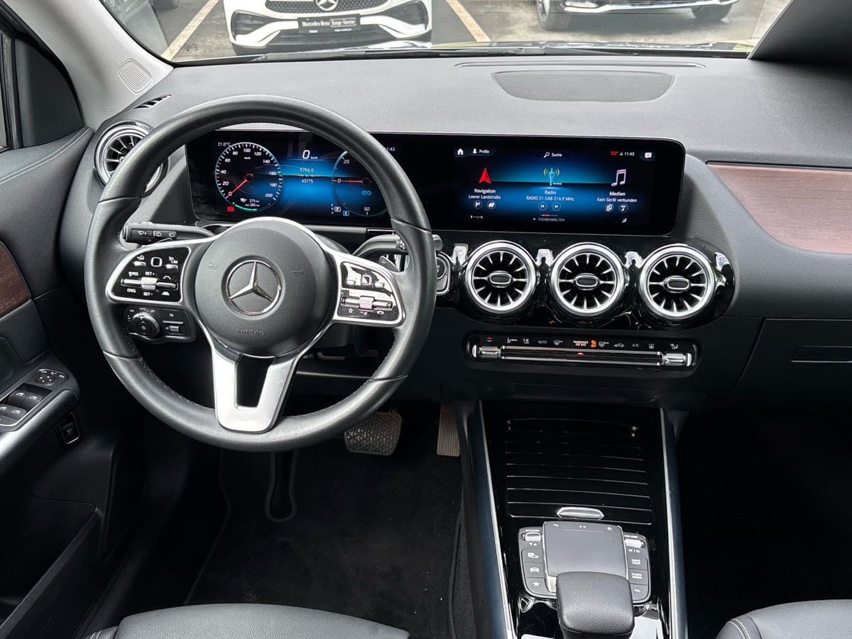 Mercedes-Benz EQA 300 4M Progressive Kamera Distronic CarPlay foto 9
