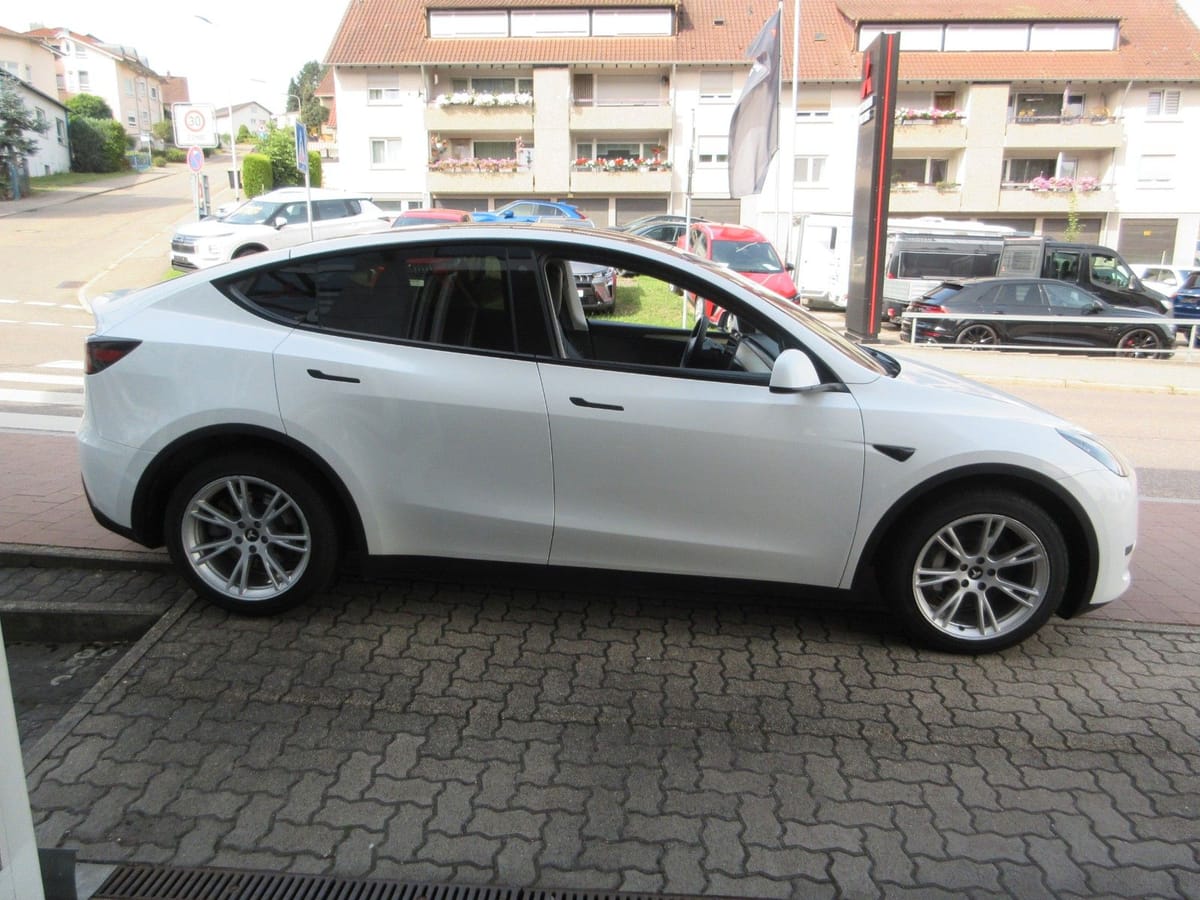 Tesla Model Y Basis RWD NavigationLED ACC foto 3