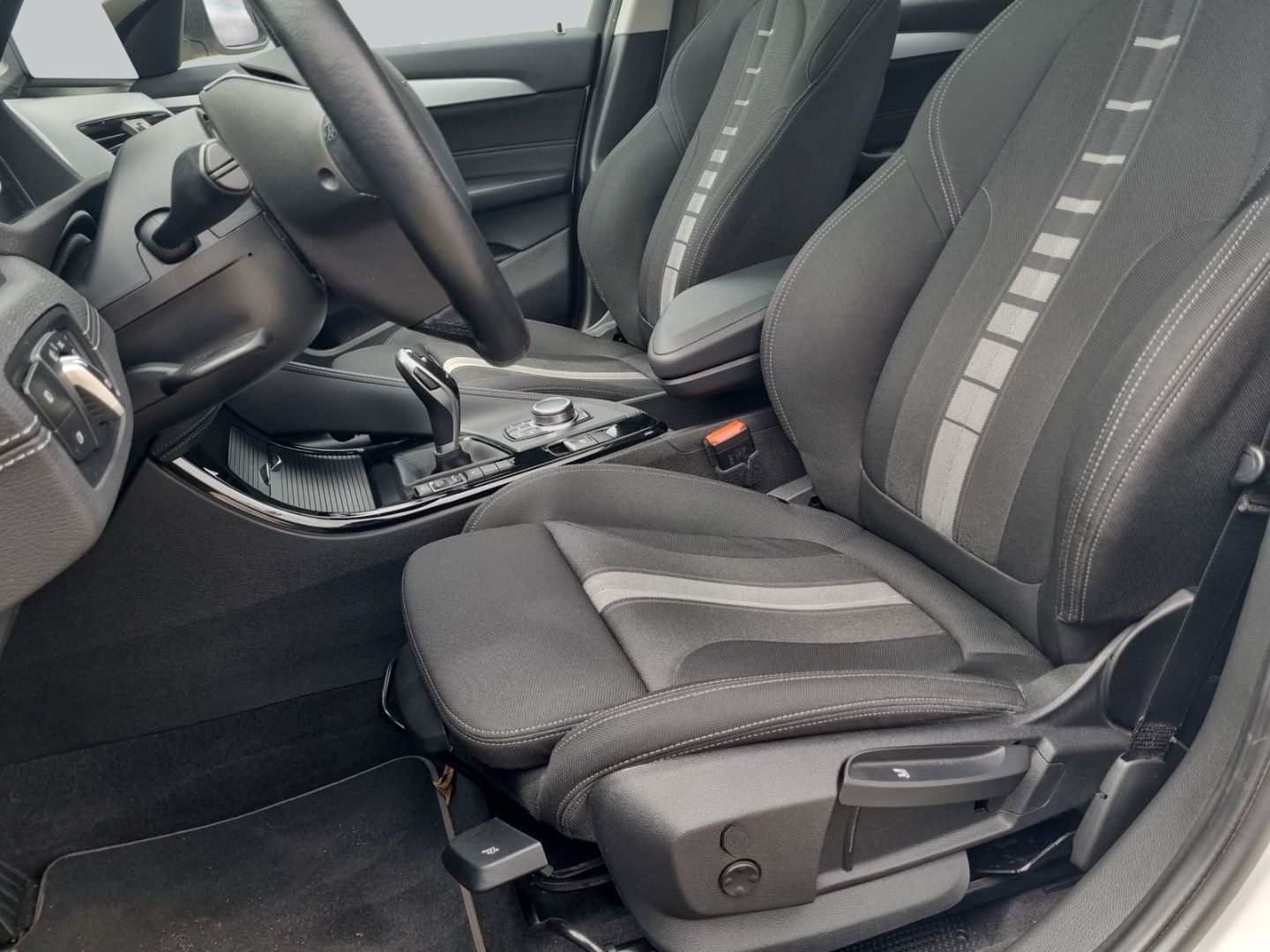 BMW X2 sDrive 18i+ACC+HUD+EL. PANODACH+Navi+PARKASSI foto 13