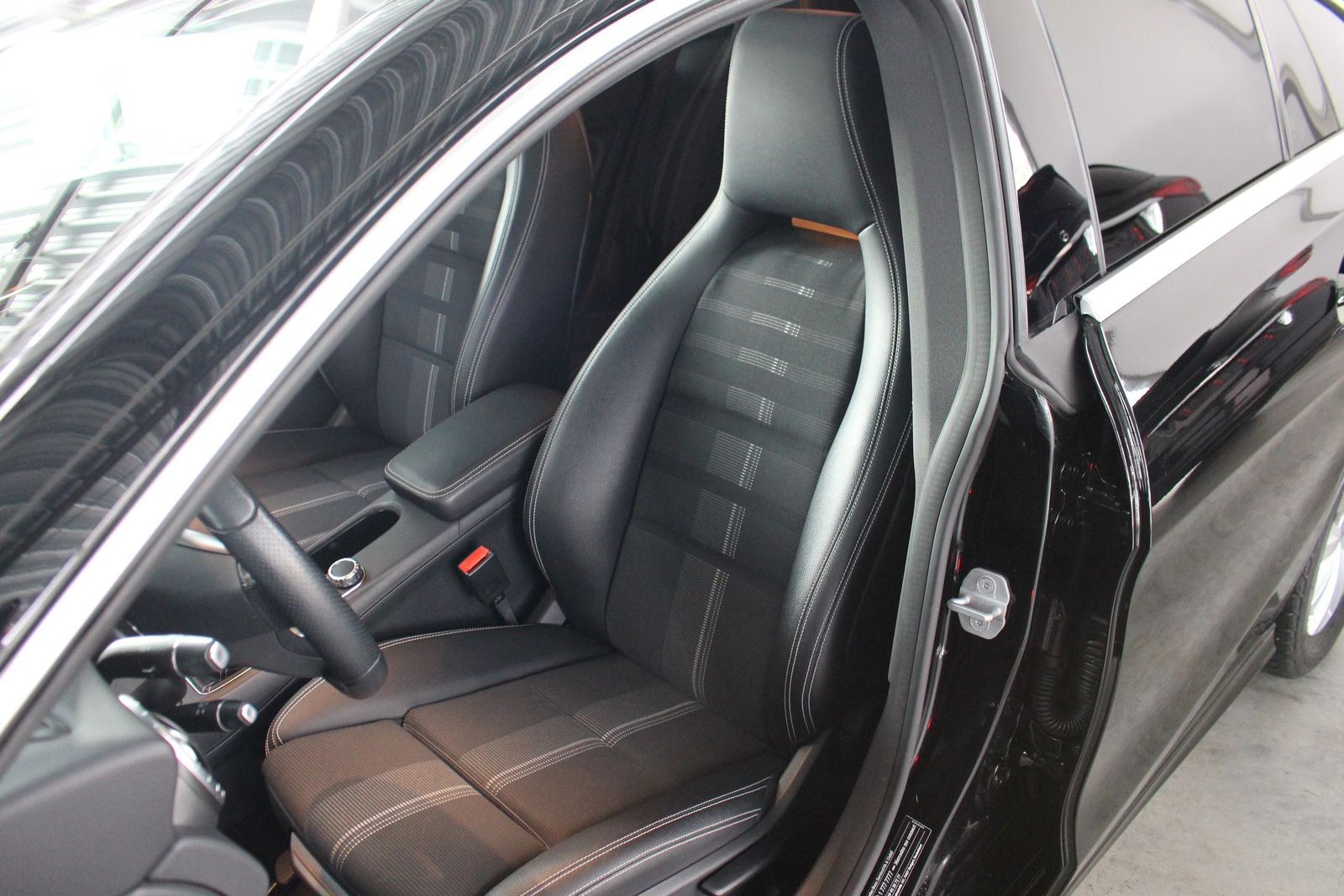 Mercedes-Benz CLA 200 SB Urban LED Panorama Navi Kamera SHZ foto 5