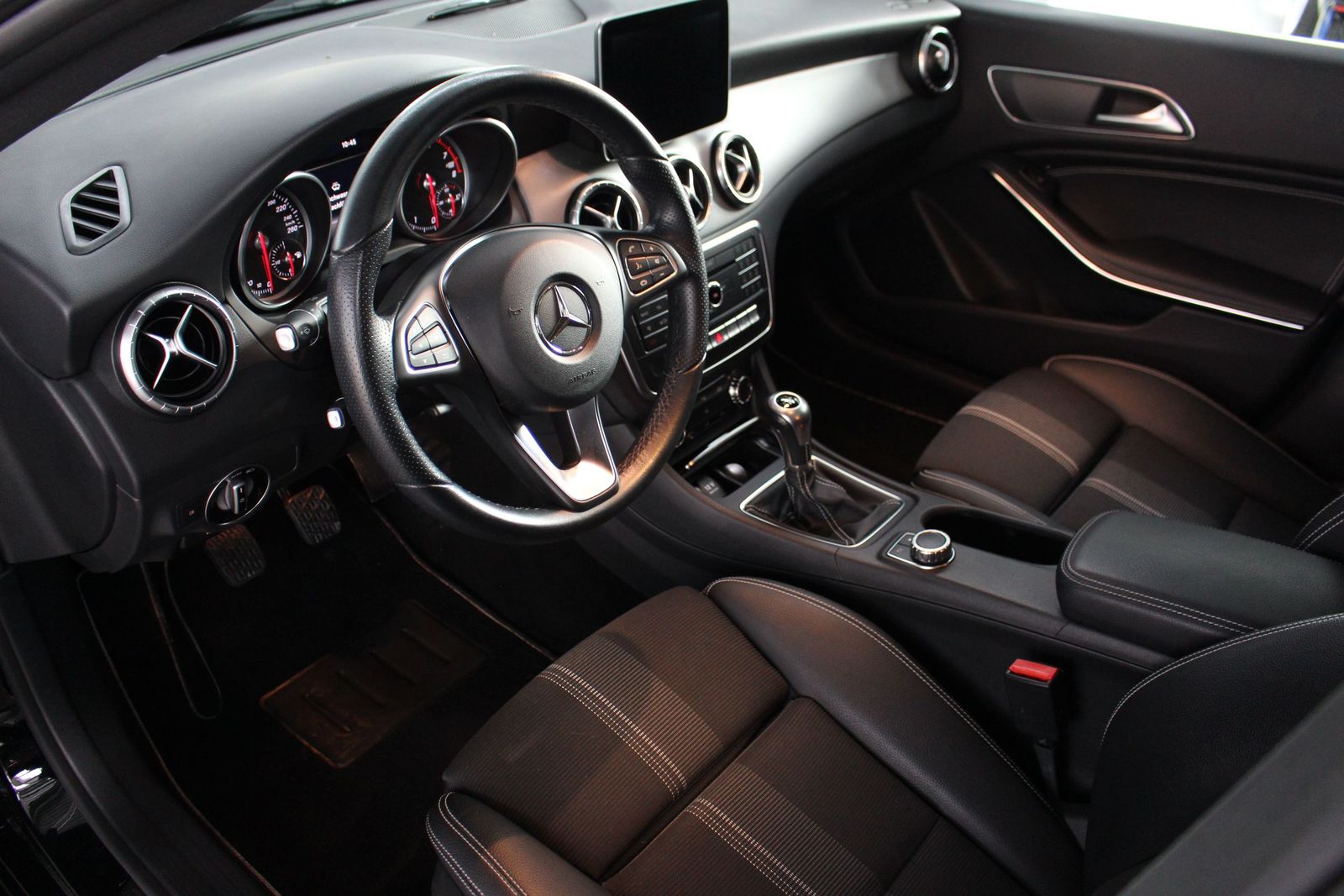 Mercedes-Benz CLA 200 SB Urban LED Panorama Navi Kamera SHZ foto 6