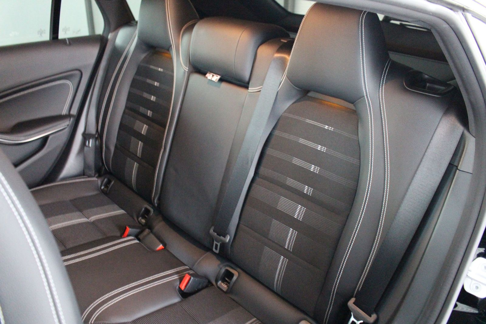 Mercedes-Benz CLA 200 SB Urban LED Panorama Navi Kamera SHZ foto 7