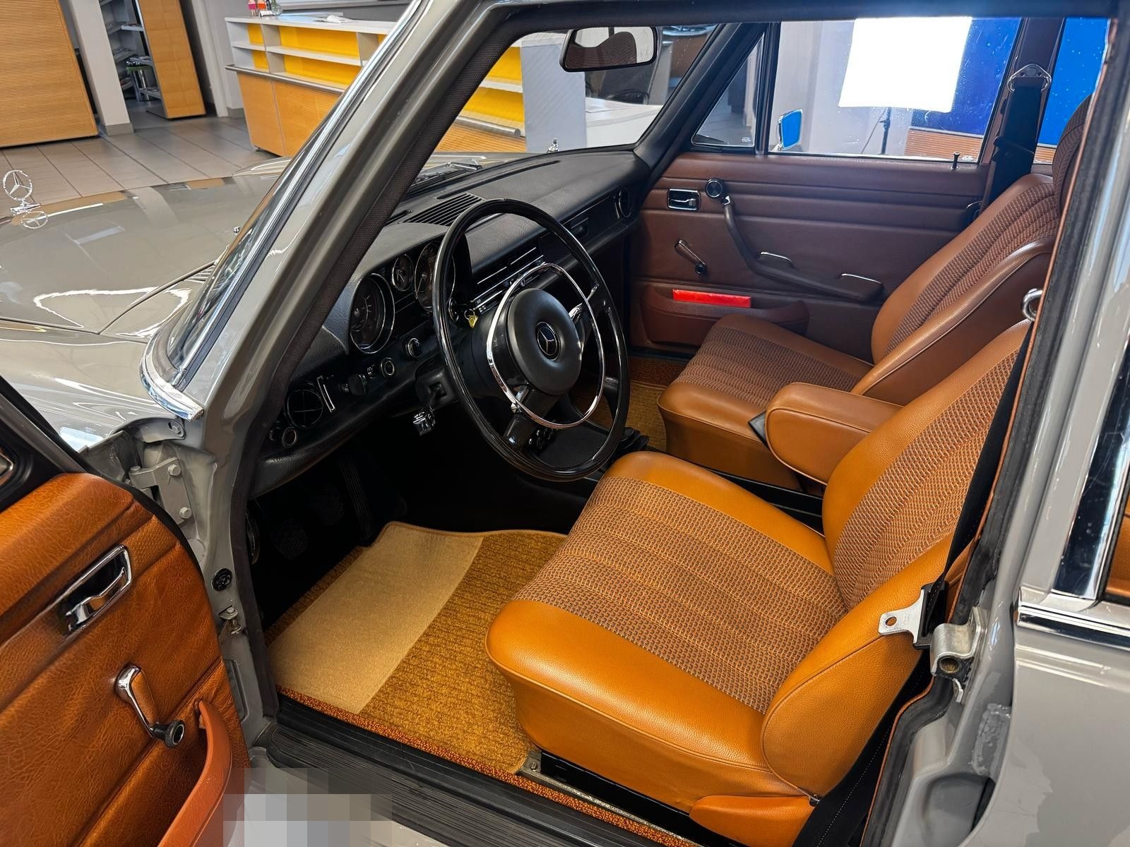 Mercedes-Benz E 220 - W115 - Top foto 13