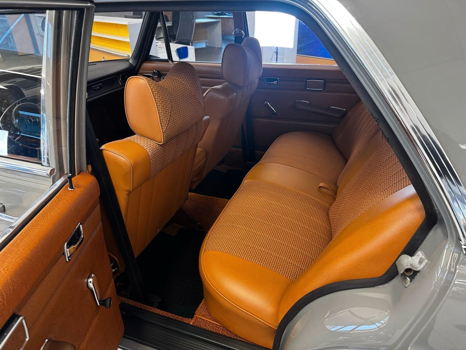 Mercedes-Benz E 220 - W115 - Top foto 14