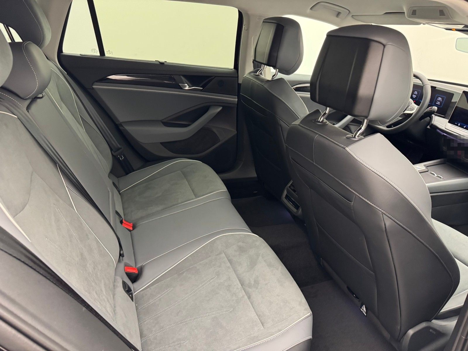 Volkswagen Passat Variant PA 1.5 eHybrid DSG Business AHK foto 11