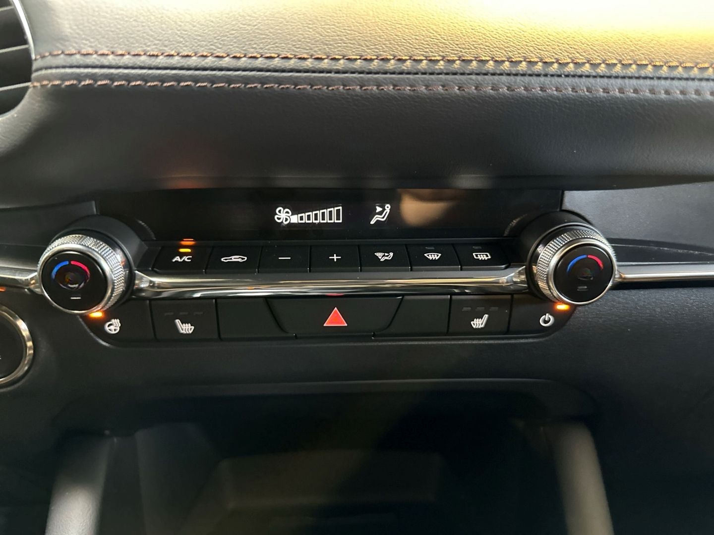 Mazda 3 2.5L e-SKYACTIV G 140ps 6AT FWD EXCLUSIVE-LINE foto 10