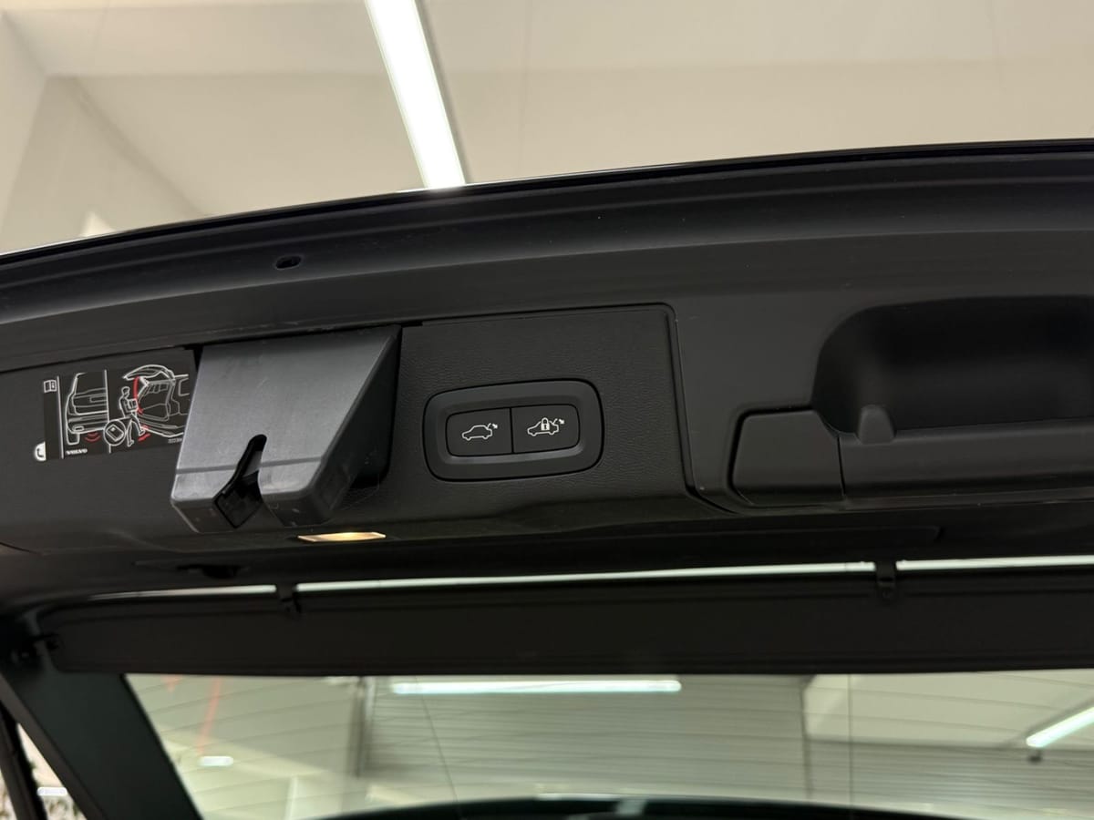 Volvo XC60 Momentum Pro AWD Leder H&K Navi Shz Kamera foto 11