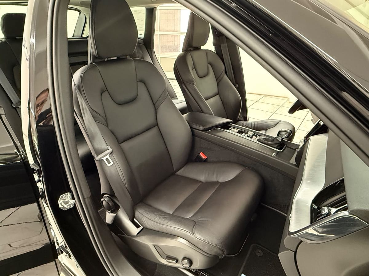 Volvo XC60 Momentum Pro AWD Leder H&K Navi Shz Kamera foto 13