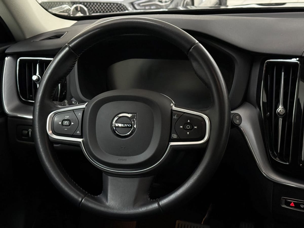 Volvo XC60 Momentum Pro AWD Leder H&K Navi Shz Kamera foto 18