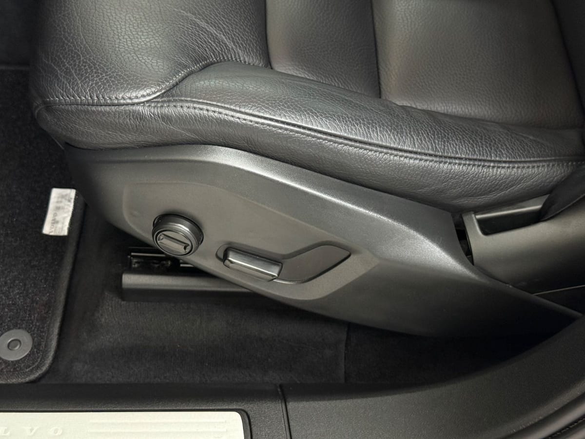 Volvo XC60 Momentum Pro AWD Leder H&K Navi Shz Kamera foto 20