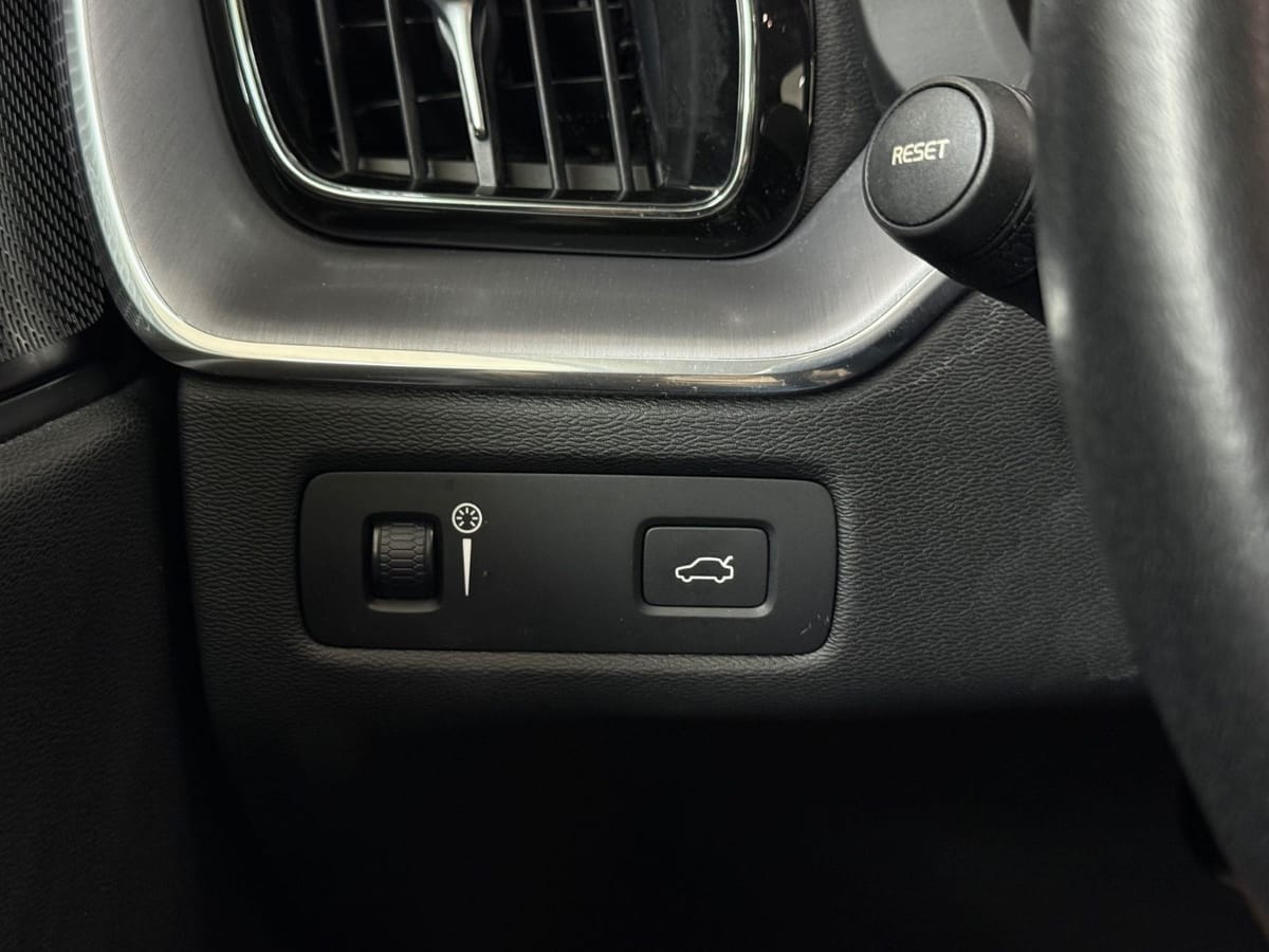 Volvo XC60 Momentum Pro AWD Leder H&K Navi Shz Kamera foto 21