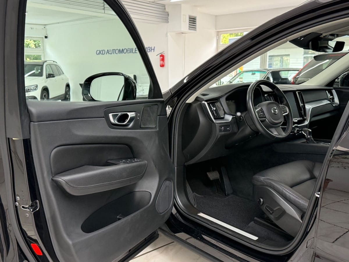 Volvo XC60 Momentum Pro AWD Leder H&K Navi Shz Kamera foto 6