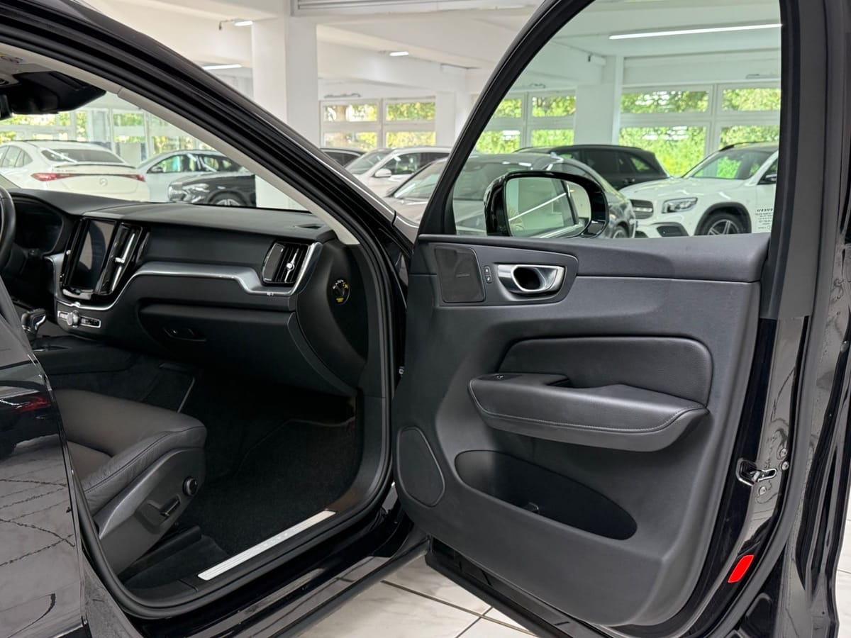 Volvo XC60 Momentum Pro AWD Leder H&K Navi Shz Kamera foto 8