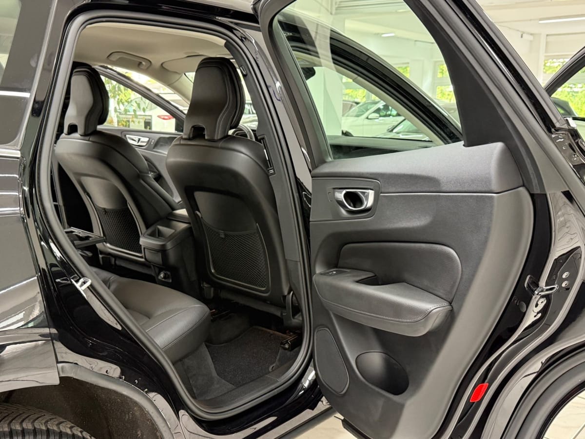 Volvo XC60 Momentum Pro AWD Leder H&K Navi Shz Kamera foto 9