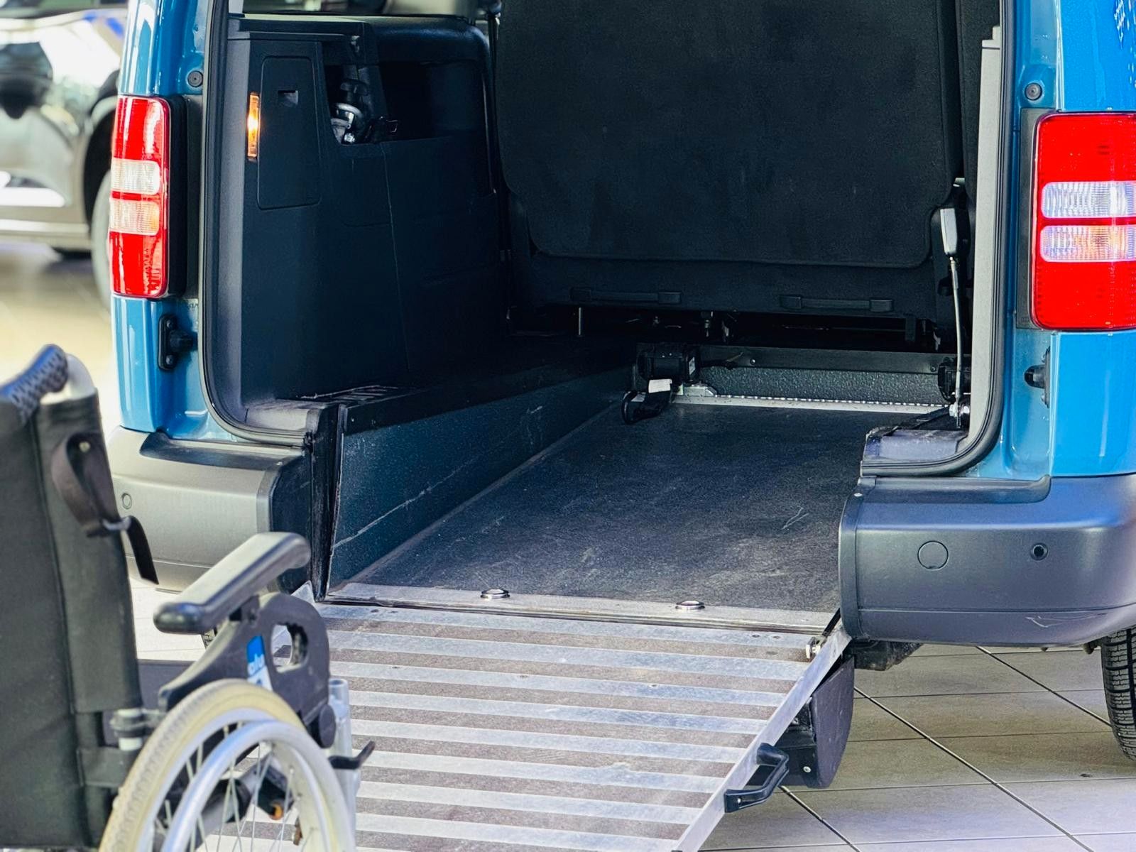 Volkswagen Caddy-Maxi-DSG-Behindertengerecht-Rampe- foto 17