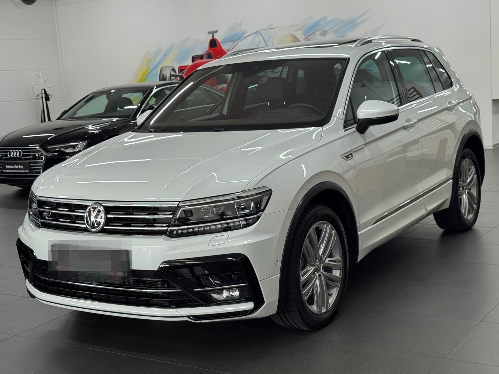 Volkswagen Tiguan 2.0 TDI R-LINE 4x4 PANO/AHK/LED/DYNAUDIO!