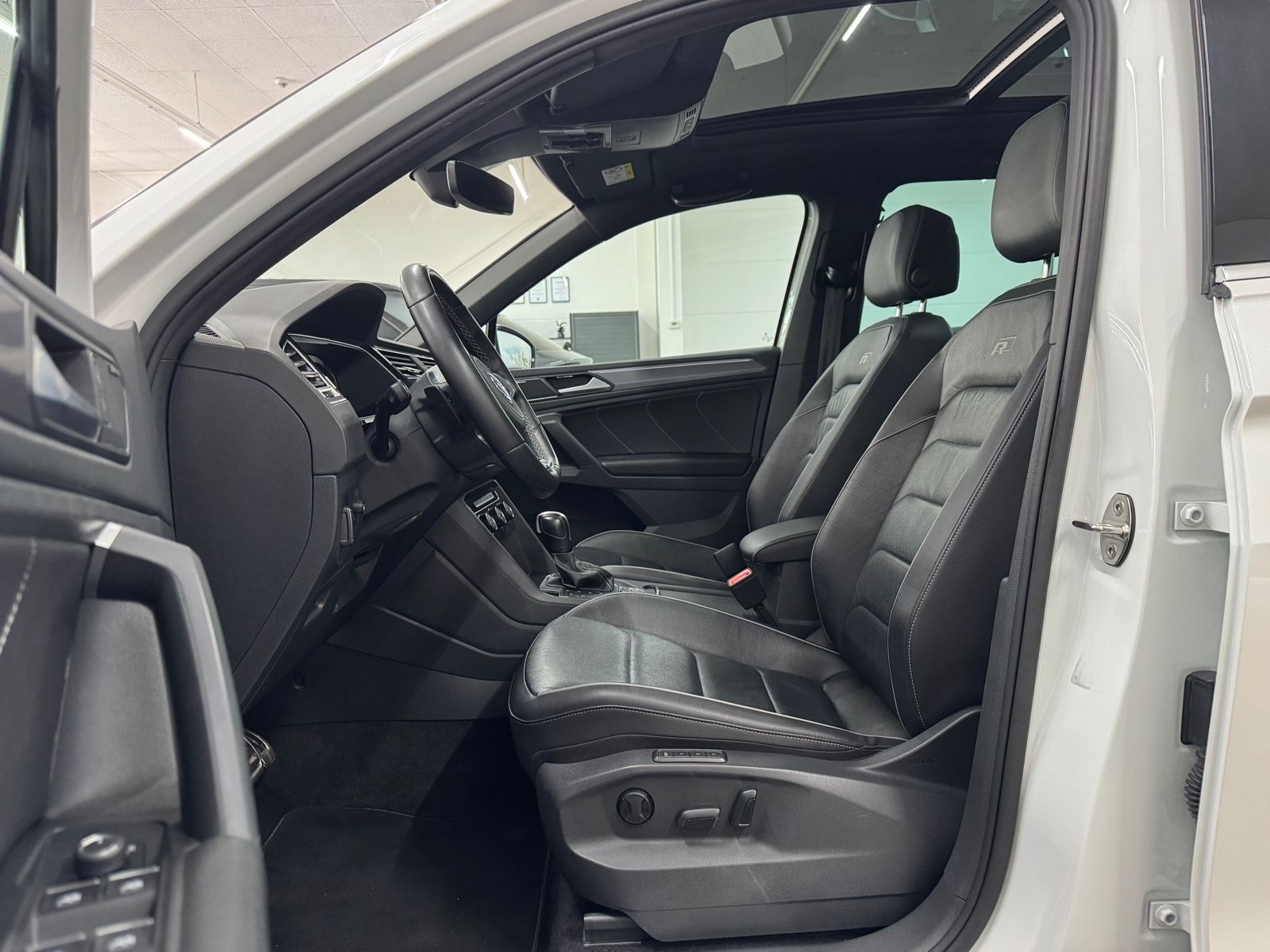 Volkswagen Tiguan 2.0 TDI R-LINE 4x4 PANO/AHK/LED/DYNAUDIO! foto 18