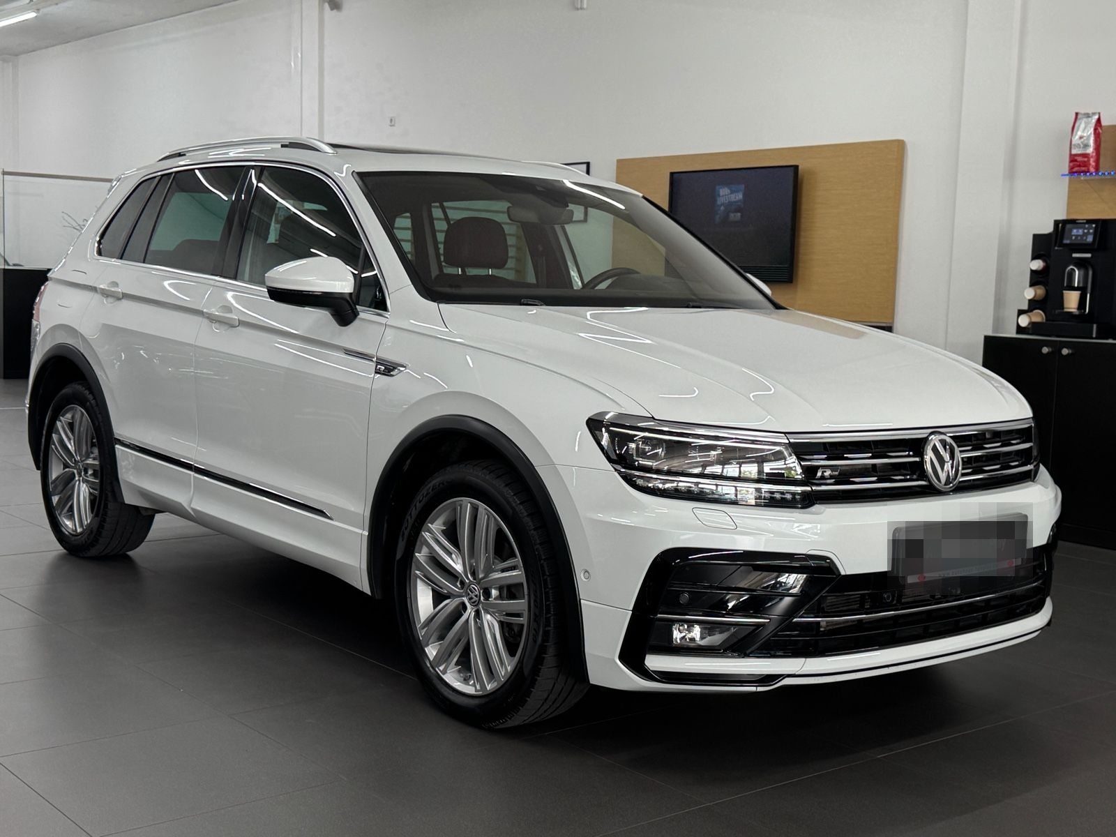 Volkswagen Tiguan 2.0 TDI R-LINE 4x4 PANO/AHK/LED/DYNAUDIO! foto 3