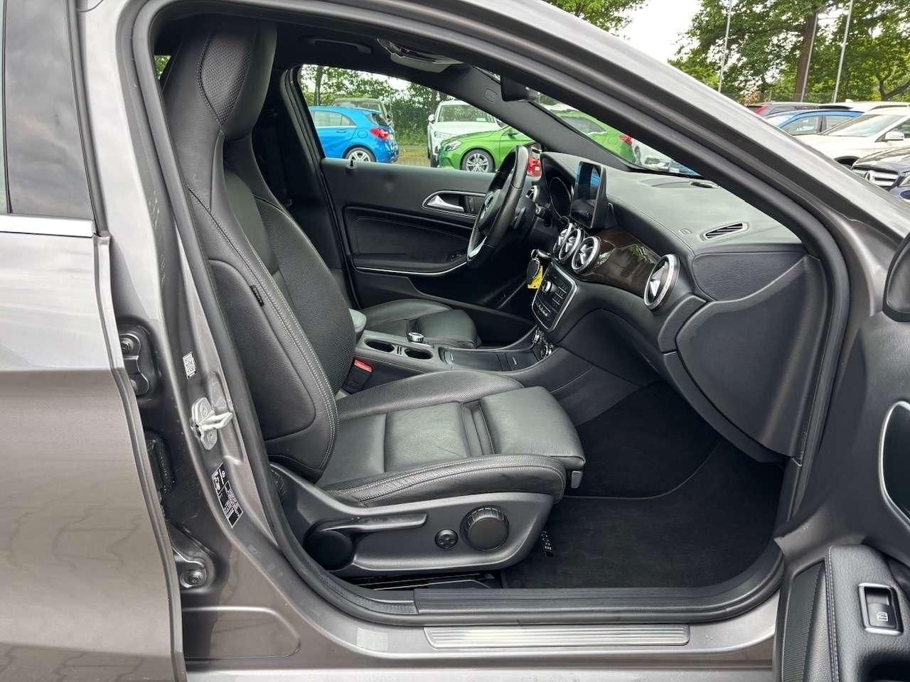 Mercedes-Benz GLA 200 d 7G-DCT  Score / Urban  foto 15
