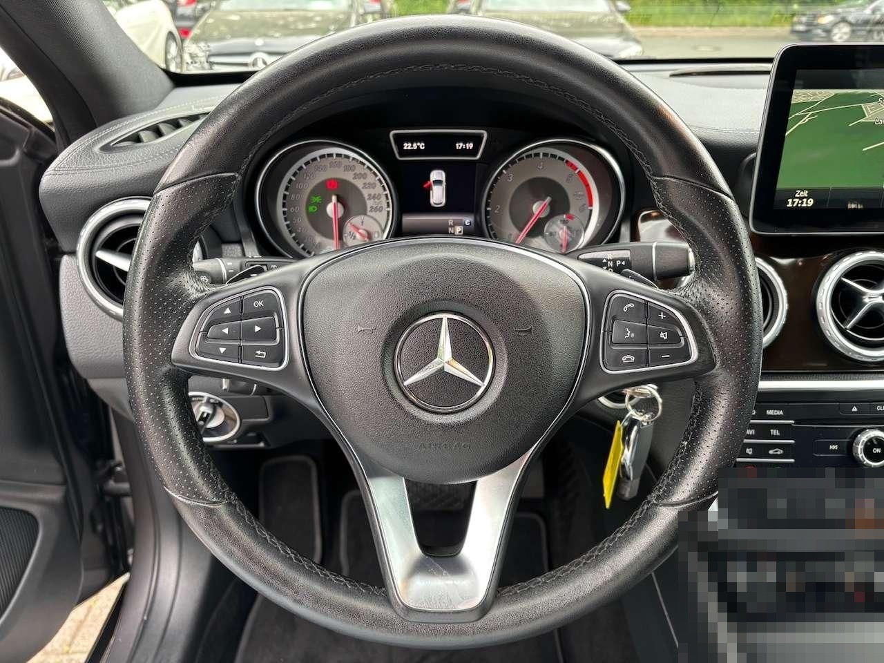 Mercedes-Benz GLA 200 d 7G-DCT  Score / Urban  foto 19