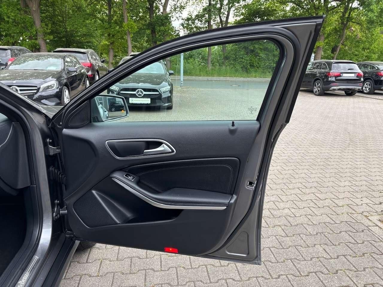 Mercedes-Benz GLA 200 d 7G-DCT  Score / Urban  foto 25