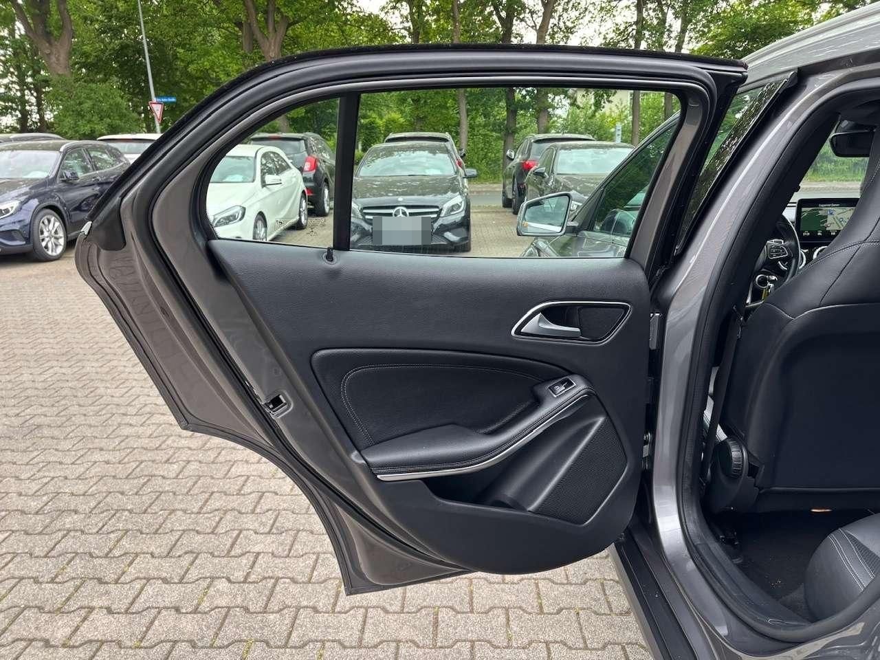Mercedes-Benz GLA 200 d 7G-DCT  Score / Urban  foto 26