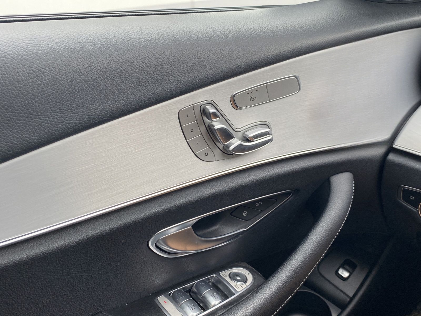 Mercedes-Benz E 300 de ALLRAD AMG Night*Distro*HUD*Memory*LED foto 25