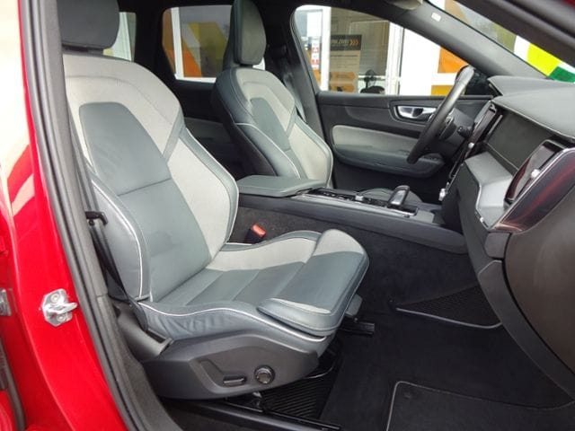 Volvo XC60 B5 R Design AWD Luftfw ACC HUD Standhz PANO foto 17