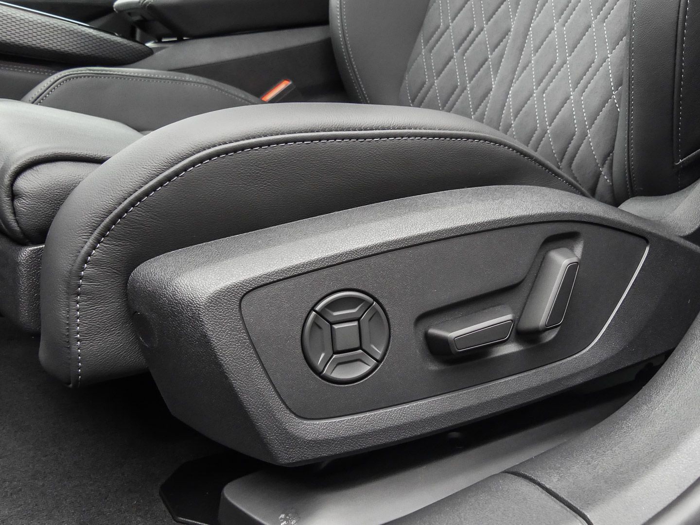 Audi A6 Avant TDI quattro S tronic +BANG&OLUFSEN+PANO foto 24