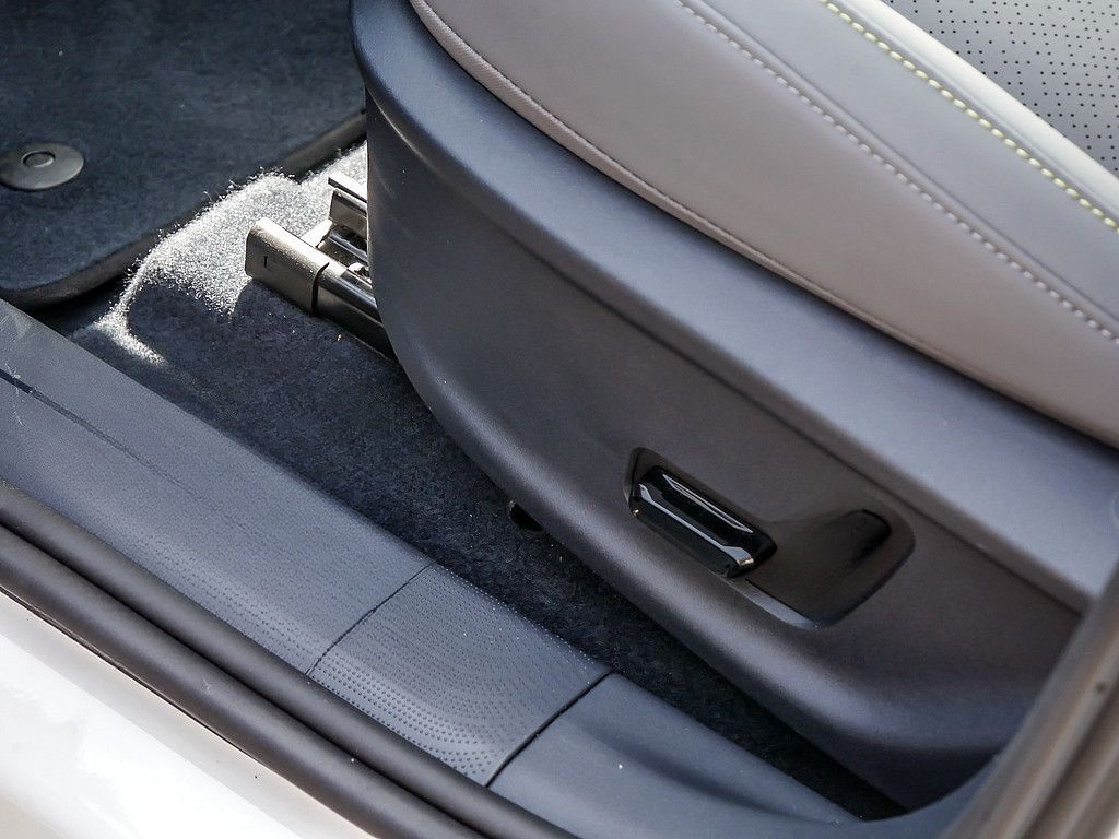 Lynk&Co 02 200 kW More KAMERA NAVI W-LAN ACC LED PANO foto 15