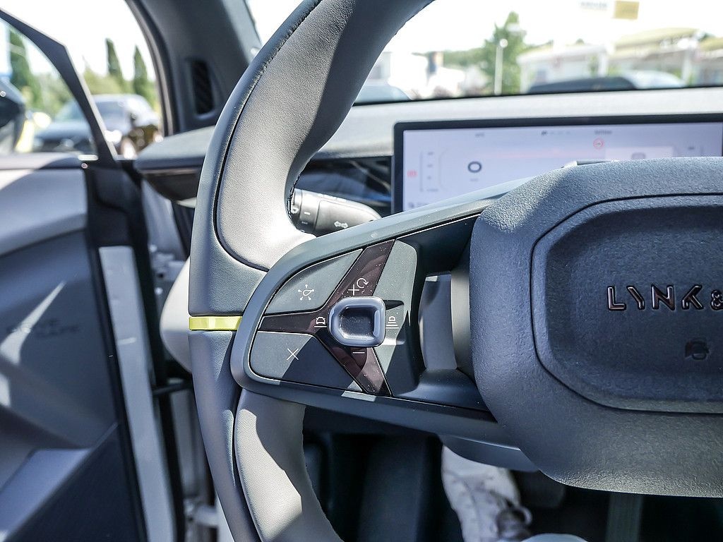 Lynk&Co 02 200 kW More KAMERA NAVI W-LAN ACC LED PANO foto 23