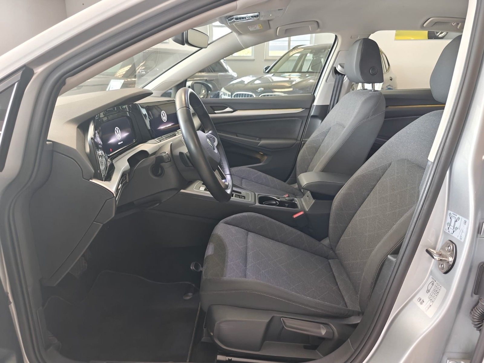 Volkswagen Golf VIII Lim. Life eTSI* Mild-Hybrid * foto 11