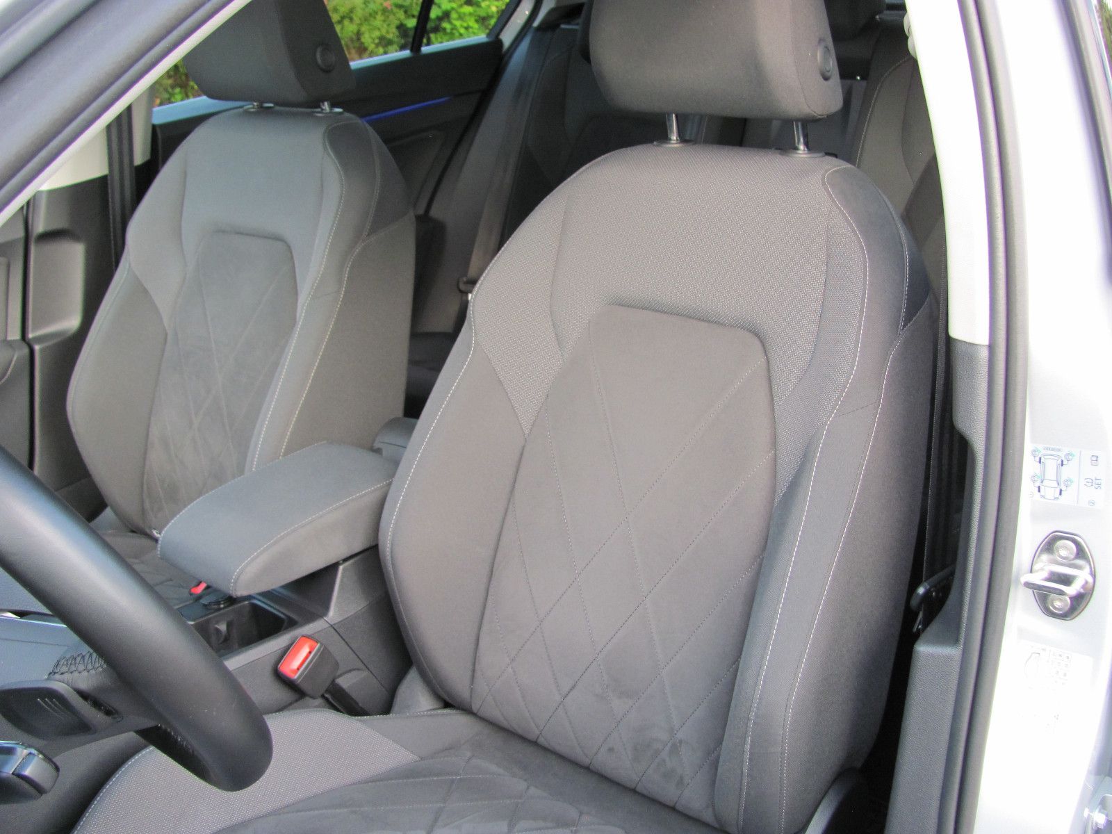 Volkswagen Golf VIII Lim. Style 1,5 eTSI DSG Pano.LED 2xPDC foto 19