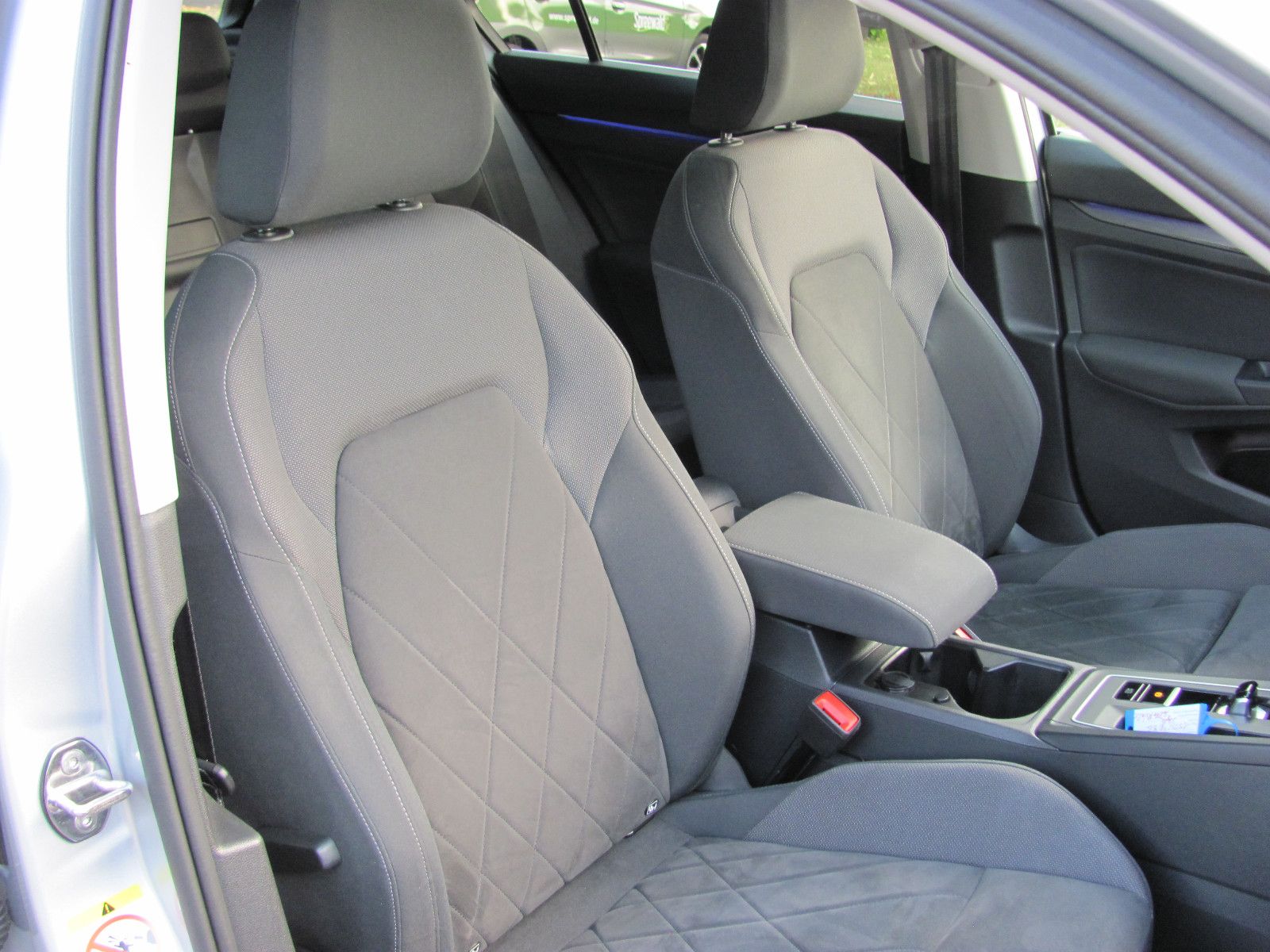 Volkswagen Golf VIII Lim. Style 1,5 eTSI DSG Pano.LED 2xPDC foto 20