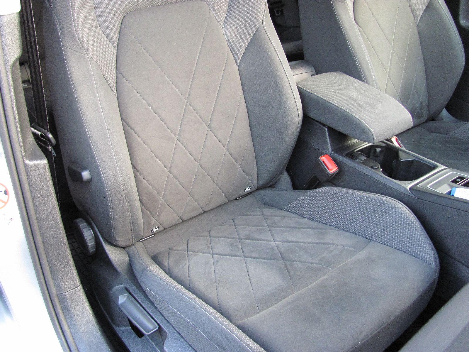 Volkswagen Golf VIII Lim. Style 1,5 eTSI DSG Pano.LED 2xPDC foto 22