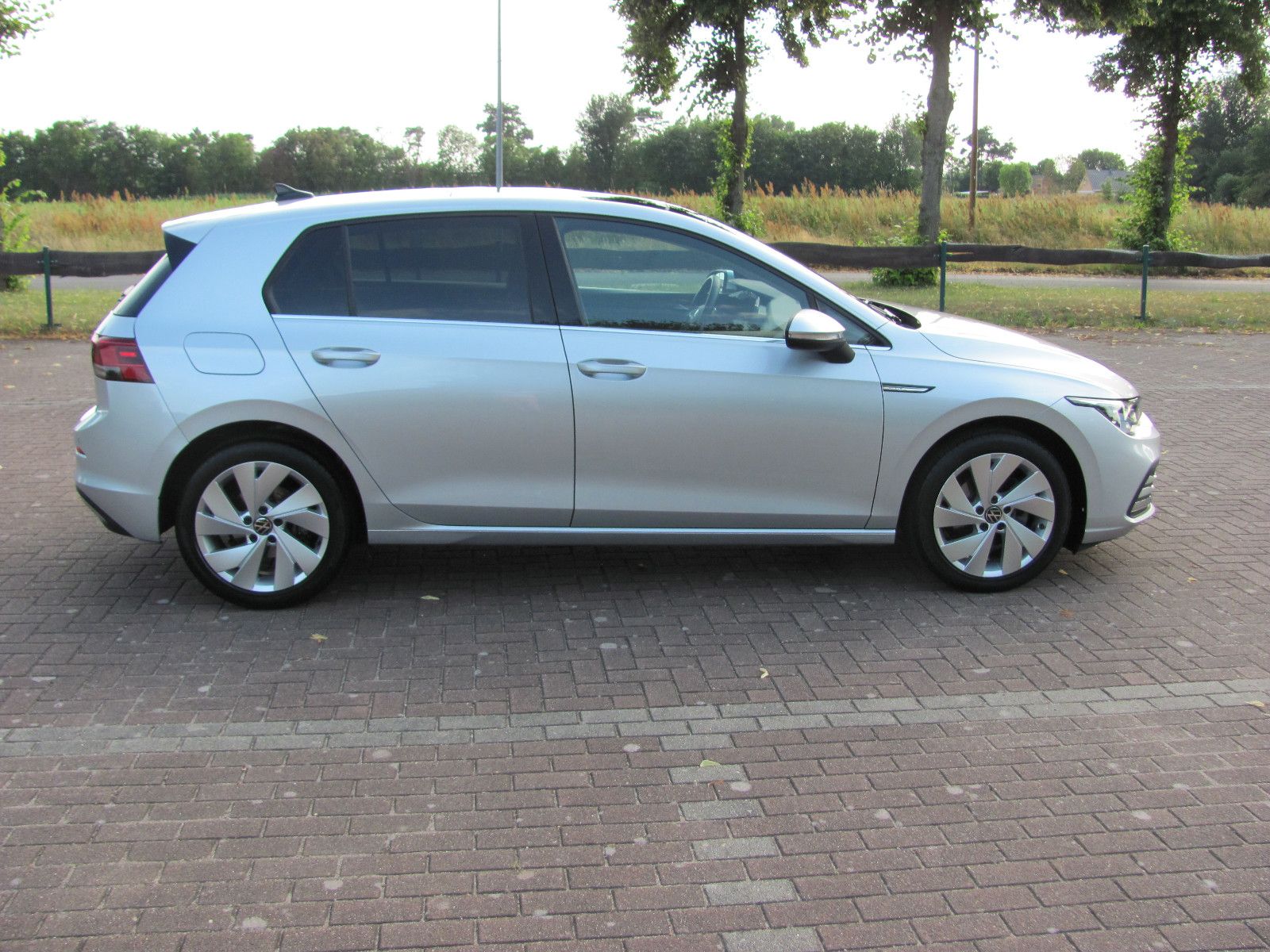 Volkswagen Golf VIII Lim. Style 1,5 eTSI DSG Pano.LED 2xPDC foto 6