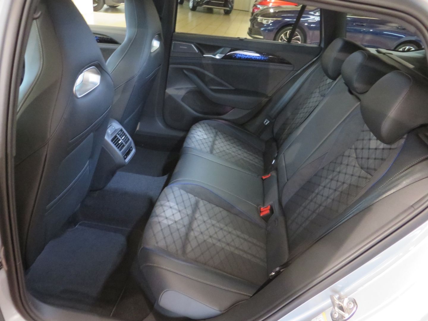 Volkswagen Passat Variant R-Line 2.0TDI 7-DSG AHK HUD 360Ka foto 8