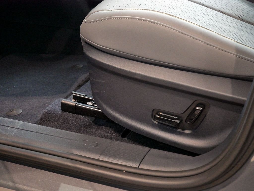 Lynk&Co 02 200 kW More KAMERA NAVI W-LAN ACC LED PANO foto 17